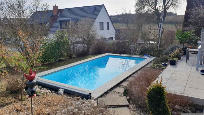 Unser Garten am 21. März 2025 - Inbetriebnahme des Pools nach Winterpause - Wassertemperatur: 8 °C