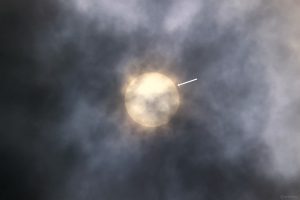 Beginn der partiellen Sonnenfinsternis am 29. März 2025 - Der Mond berührt um 11:24 Uhr erstmals den Rand der Sonnenscheibe.
