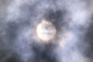 Partielle Sonnenfinsternis am 29. März 2025 hinter Wolken