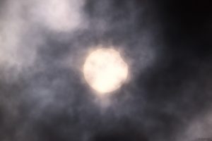 Partielle Sonnenfinsternis am 29. März 2025 hinter Wolken