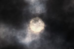 Partielle Sonnenfinsternis am 29. März 2025 hinter Wolken