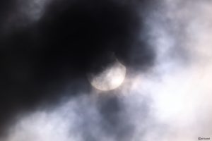 Partielle Sonnenfinsternis am 29. März 2025 hinter Wolken
