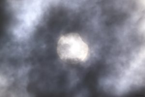 Partielle Sonnenfinsternis am 29. März 2025 hinter Wolken