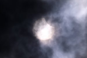 Partielle Sonnenfinsternis am 29. März 2025 hinter Wolken