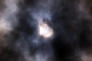Partielle Sonnenfinsternis am 29. März 2025 hinter Wolken