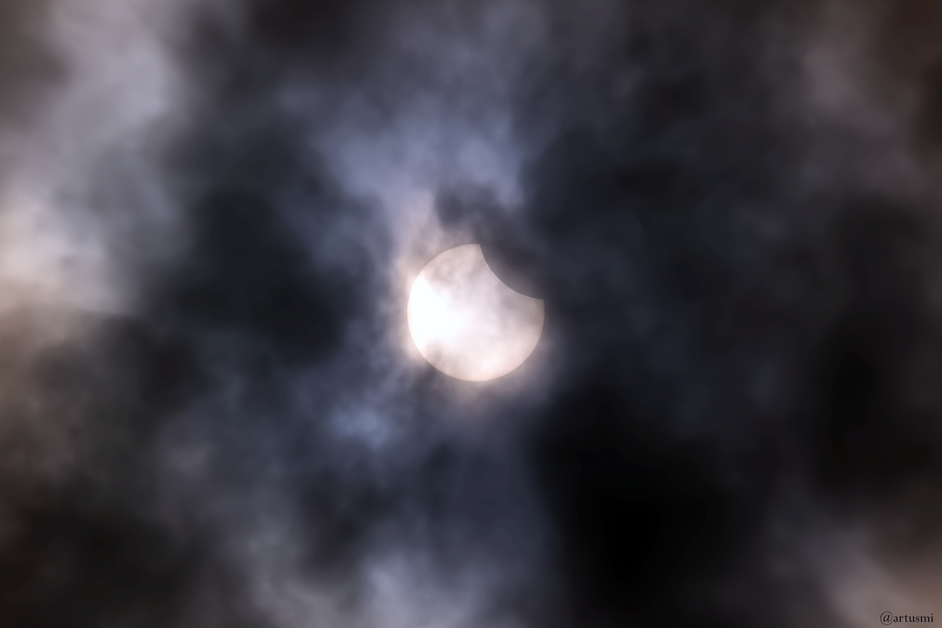 Partielle Sonnenfinsternis am 29. März 2025 hinter Wolken