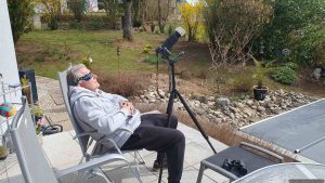 Artur Schmitt mit Sonnenfinsternis-Brille 1999 während der partiellen Sonnenfinsternis am 29. März 2025.
