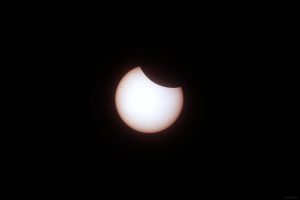 Maximale Bedeckung der Sonne während der partiellen Sonnenfinsternis am 29. März 2025 um 12:11 Uhr