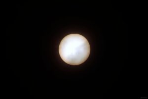 Wenige Sekunden vor dem Ende der partiellen Sonnenfinsternis am 29. März 2025 um 12:58 Uhr