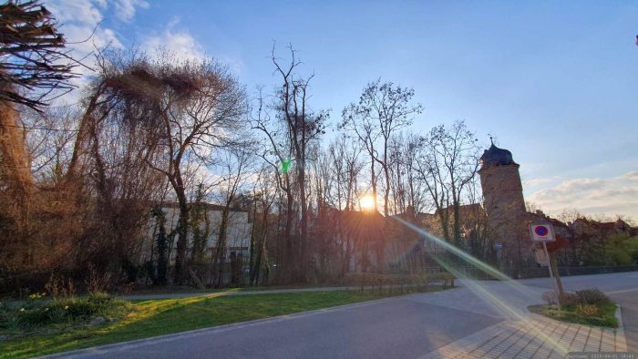 Sonnenuntergang in der Obernbreiter Straße in Marktbreit am 1. April 2025