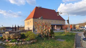 Lagerhaus und Osterschmuck in Marktbreit am 1. April 2025