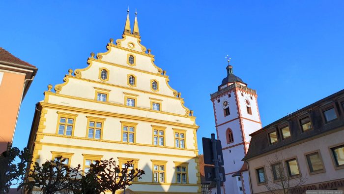 Seinsheimsches Schloss und St. Nikoleikirche in Marktbreit am 1. April 2025
