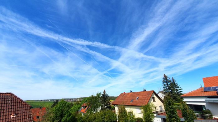 Die Kondensstreifen am 27. April 2025 beeinträchtigten ganztags die Produktion von elektrischem Strom durch PV-Anlagen.