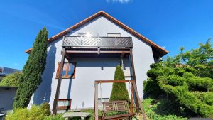 Alter Holzbalkon am 6. Mai 2025