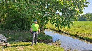 Artur während Fahrradtour an der Pfetzerquelle und dem Zulauf zum Haselbach Nähe AS Helmstadt am 12. Mai 2025