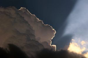 Strahlenbüschel (Wolkenstrahlen) an Cumulonimbus am 1. Juli 2025