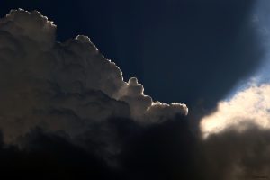 Strahlenbüschel (Wolkenstrahlen) an Cumulonimbus am 1. Juli 2025