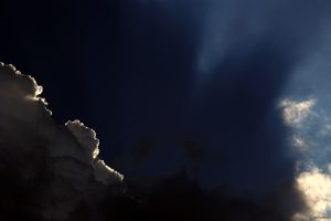 Strahlenbüschel (Wolkenstrahlen) an Cumulonimbus am 1. Juli 2025
