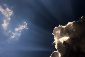 Strahlenbüschel (Wolkenstrahlen) an Cumulonimbus am 2. Juli 2025