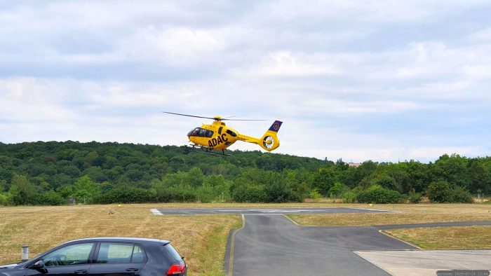 Landung Rettungshubschrauber Christoph 18 auf dem Gelände der MKO