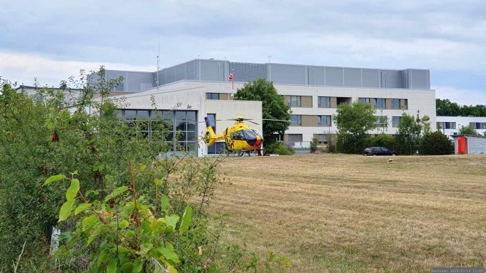 Rettungshubschrauber Christoph 18 auf dem Gelände der MKO