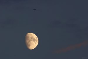 Zunehmender Mond mit Flugzeug am 4. August 2025