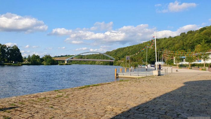 Der Main bei Marktbreit mit Blick auf die Mainbrücke Segnitz am 5. August 2025