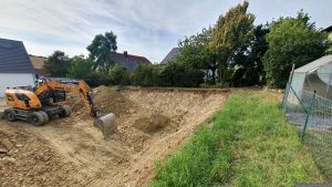 Nachbarbaustelle mit Blickrichtung zu unserem Garten am 26. August 2025