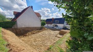Nachbarbaustelle an unserer Gartengrenze nach Erdaushub am 29. August 2025