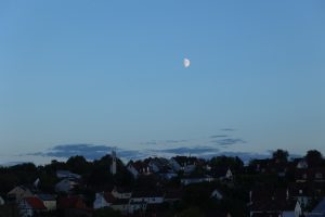 Zunehmender Mond am 2. September 2025 am SSO-Himmel in Eisingen zu Beginn unserer Beobachtung des Goldenen Henkels