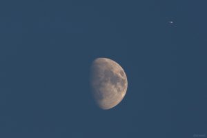 Flugzeug überfliegt am 2. September 2025 den zunehmenden Mond
