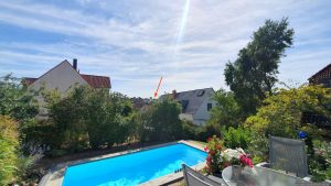 Unsere beiden Beobachtungsorte während der Mondfinsternis am 7. September 2025 - Anhöhe bei Eisingen (siehe roter Pfeil) und Terrasse zu Hause.