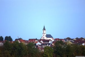 Blick von unserem Beobachtungsort zur Kirche St. Bartholomäus in Kist. Mit 375 m über NN die höchste Erhebung im Lkr. Würzburg.