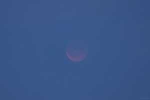 Total verfinsterter Mond mit Flugzeug am 7. September 2025 um 20:22 Uhr