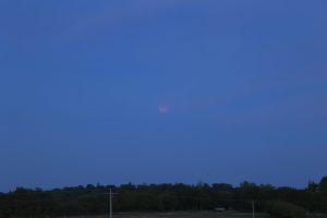 Total verfinsterter Mond am 7. September 2025 um 20:26 Uhr am Osthimmel