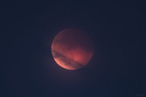 Total verfinsterter Mond verschwindet am 7. September 2025 um 20:40 Uhr hinter Wolken