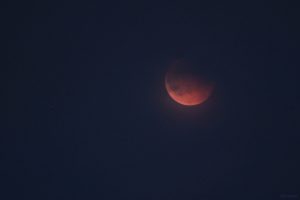 Total verfinsterter Mond verschwindet am 7. September 2025 um 20:43 Uhr hinter Wolken