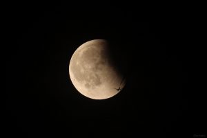 Mondfinsternis mit Flugzeug am 7. September 2025 um 21:41 Uhr