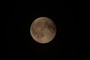 Mondfinsternis am 7. September 2025 um 22:09 Uhr - Trübung wegen auftretender Bewölkung