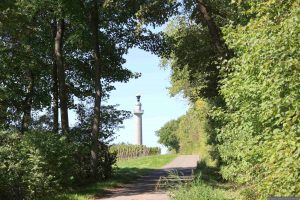 Weg zur Konstitutionssäule oberhalb von Gaibach