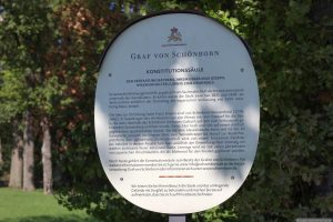 Infotafel in der Nähe der Konstitutionssäule