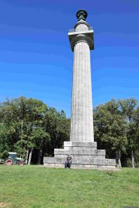 Artur Schmitt unterhalb der Konstitutionssäule