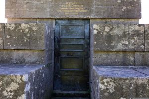 Verschlossener Zugang zur Wendeltreppe im Innern der Konstitutionssäule mit der Aufschrift "Errichtet von dem Reichsrathe Grafen Franz Erwein von Schönbern Wiesentheid MDCCCXXVIII"
