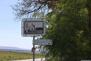 Wegweiser an der Staatsstraße 2271 oberhalb von Gaibach auf dem Sonnenberg, rund 300 m von der Konstitutionssäule entfernt