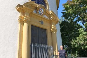 Versperrter Eingang der Heilig-Kreuz-Kapelle am Rande des Ortes Gaibach an der Staatsstraße 2271