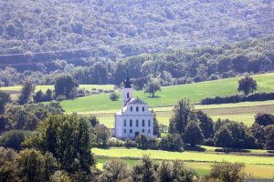 Blick vom Abt-Degen-Steig bei Ziegelanger auf die Wallfahrtskirche Maria Limbach