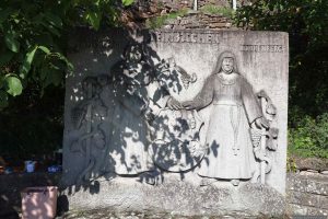 Kunstwerk "Steinbacher Nonnenberg" am Abt-Degen-Steig auf dem Weg zum terroir f Punkt