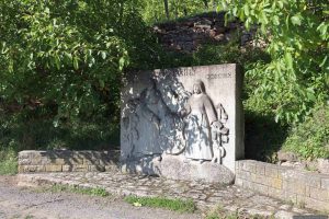 Kunstwerk "Steinbacher Nonnenberg" am Abt-Degen-Steig auf dem Rückweg vom terroir f Punkt nach Ziegelanger