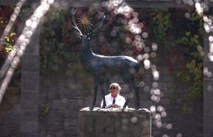 Mäggi Schmitt am Hubertushirsch im Schlosspark auf dem Schwanberg bei Rödelsee am 1. Oktober 2025