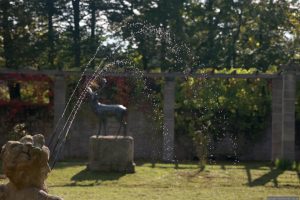 Neptunbrunnen und Hubertushirsch im Schlosspark auf dem Schwanberg bei Rödelsee am 1. Oktober 2025
